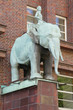 der Elefant auf dem Sockel
