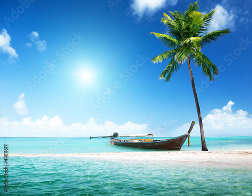 Foto: wood boat on the beach wood boat on the beach