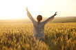 Foto: Woman with arms outstretched Woman with arms outstretched