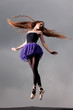 Foto: Ballerina dancing on the roof, stormy clouds behin her Ballerina dancing on the roof, stormy clouds behin her