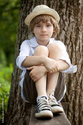 Foto: Boy in the hat on the bench Boy in the hat on the bench