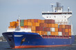 Containerschiff vor dem Nord-Ostsee-Kanal in Kiel, Deutschland