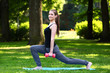 Foto: Young woman doing lunges with dumbbells Young woman doing lunges with dumbbells