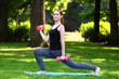 Foto: Young woman doing lunges with dumbbells Young woman doing lunges with dumbbells