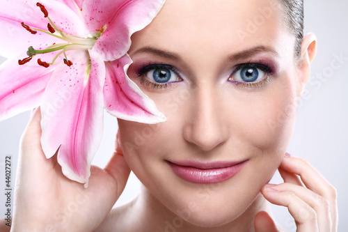 Foto: Beautiful woman with pink lily flower Beautiful woman with pink lily flower