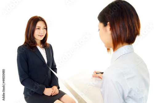 Photo: 面接を受けるスーツ姿の女性 面接を受けるスーツ姿の女性