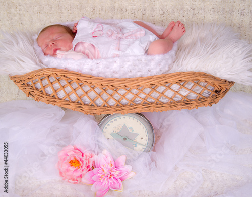 Photo: nouveau né dans un vieux pèse bébé ancien nouveau né dans un vieux pèse bébé ancien