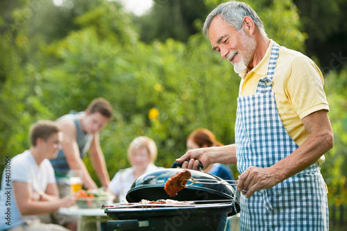 Foto: Family having a barbecue party Family having a barbecue party