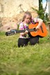 trisomique femme jouant de la guitare