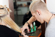 friseur schneidet einer kundin haare