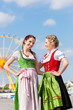 Junge Frauen in Dirndl auf Volksfest
