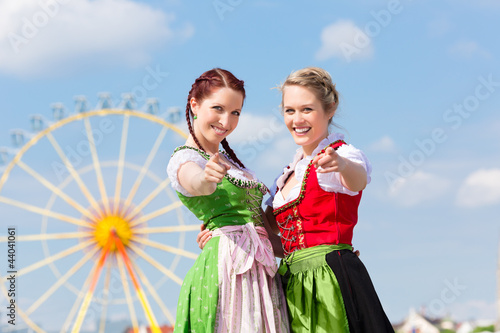 Photo: Junge Frauen in Dirndl auf Volksfest Junge Frauen in Dirndl auf Volksfest