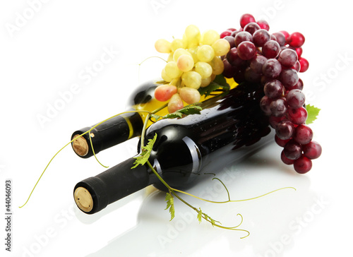 Foto: bottles of wine and ripe grapes isolated on white bottles of wine and ripe grapes isolated on white