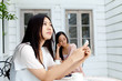 Foto: Beautiful young business woman drinking tea. Portrait of asian. Beautiful young business woman drinking tea. Portrait of asian.