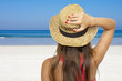 chica en la playa con sombrero
