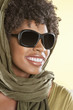 Foto: Happy African American wearing sunglasses with stole over her head Happy African American wearing sunglasses with stole over her head