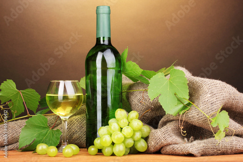 Foto: Bottle of great wine with glass Bottle of great wine with glass