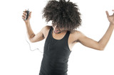 Foto: Young man with curly hair enjoying while listening to mp3 player over white background Young man with curly hair enjoying while listening to mp3 player over white background