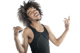 Foto: Portrait of a happy young man gesturing while listening to mp3 player over white background Portrait of a happy young man gesturing while listening to mp3 player over white background