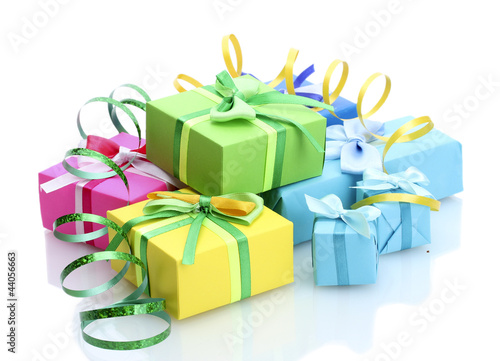 Foto: bright gifts with bows isolated on white bright gifts with bows isolated on white