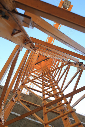 Foto: yellow hoisting crane inside. yellow hoisting crane inside.