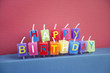 Foto: Unlit birthday candles over colored background Unlit birthday candles over colored background