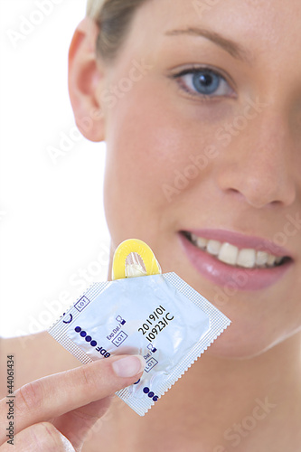 Photo: Femme tenant un Préservatif ( Capote ) Femme tenant un Préservatif ( Capote )