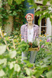 Junge Frau im Garten