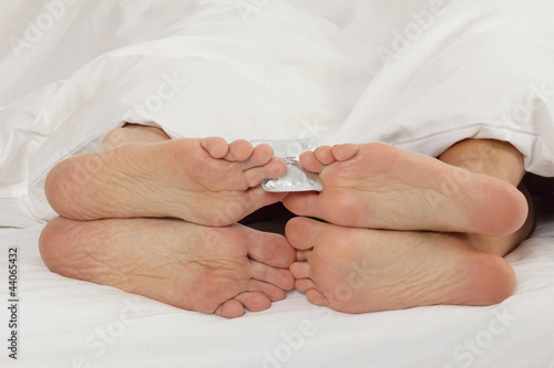 Foto: couple faisant l'amour avec préservatif couple faisant l'amour avec préservatif
