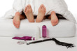 couple faisant l'amour avec préservatif et gadgets