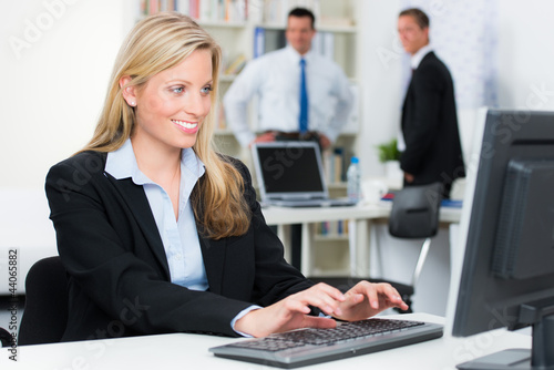 Photo: junge blonde businessfrau junge blonde businessfrau