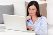 Photo: ernste frau mit laptop im wohnzimmer ernste frau mit laptop im wohnzimmer