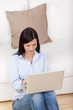 Photo: frau mit laptop frau mit laptop