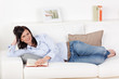 Photo: glückliche frau liest auf dem sofa glückliche frau liest auf dem sofa