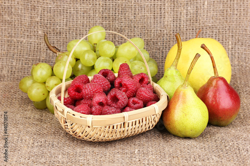 Foto: ripe sweet fruits and berries on sackcloth ripe sweet fruits and berries on sackcloth