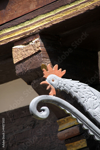 Foto: Schild in Form eines Hahnes in Rinteln Schild in Form eines Hahnes in Rinteln