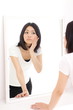 Photo: 鏡を見る女の子 鏡を見る女の子