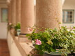 Tragende Säulen mit Blumenschmuck