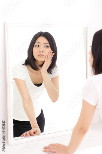 Photo: 鏡を見る女の子 鏡を見る女の子