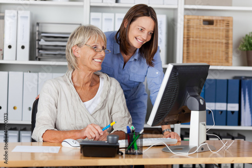 Photo: zwei frauen arbeiten im büro zwei frauen arbeiten im büro