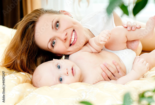 Foto: Mother and son relaxing together Mother and son relaxing together