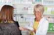 freundliche apothekerin verkauft medikament