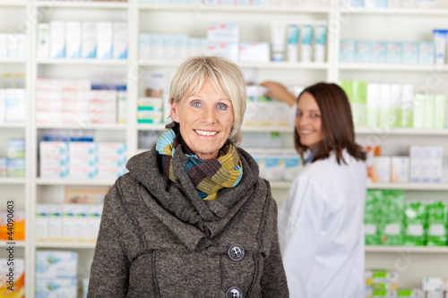 Foto: seniorin mit schal in der apotheke seniorin mit schal in der apotheke
