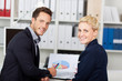 Foto: junges team im büro junges team im büro
