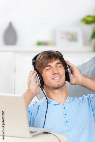 Photo: mann entspannt mit musik mann entspannt mit musik