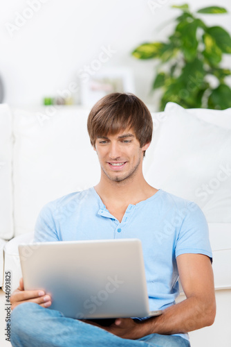 Photo: mann mit laptop zu hause mann mit laptop zu hause