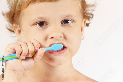 Foto: Little cute boy brushing his teeth Little cute boy brushing his teeth