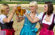 Drei fesche Madl beim Bier trinken