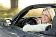 Junge blonde Frau im Cabriolet