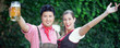 Paar prostet in Lederhosen und Dirndl